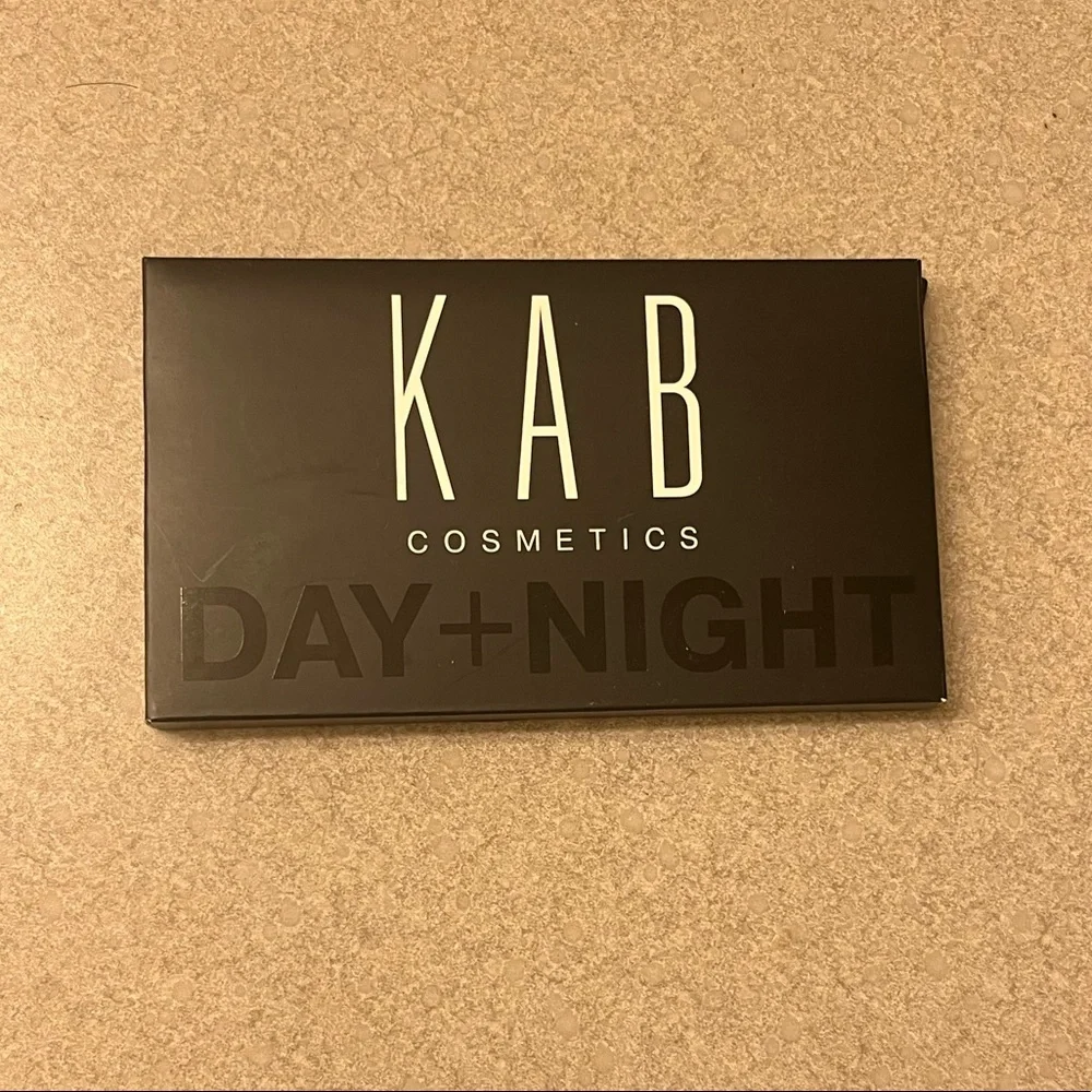 eyeshadow pallet - Picture 1 of 4
